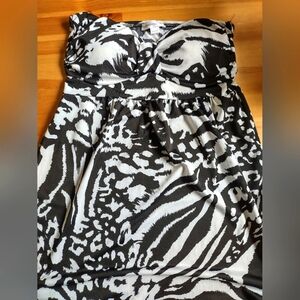 Warehouse One Black and White Patterned Strapless and Sleeveless Crop Top